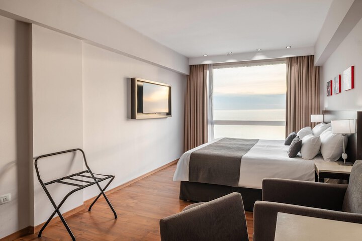 Room 25 of 104