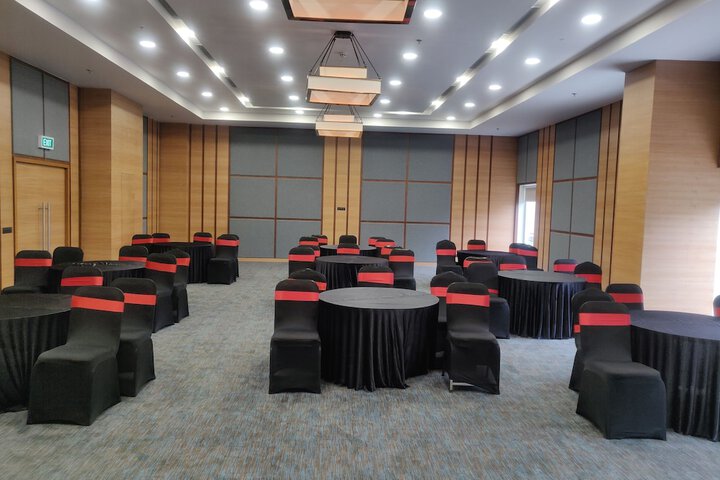 Ballroom/Hall 31 of 37