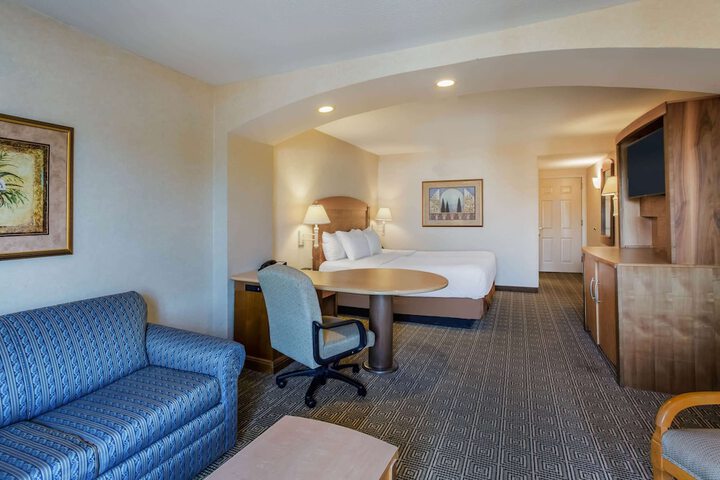 1 King Bed Deluxe Room (1 of 18)