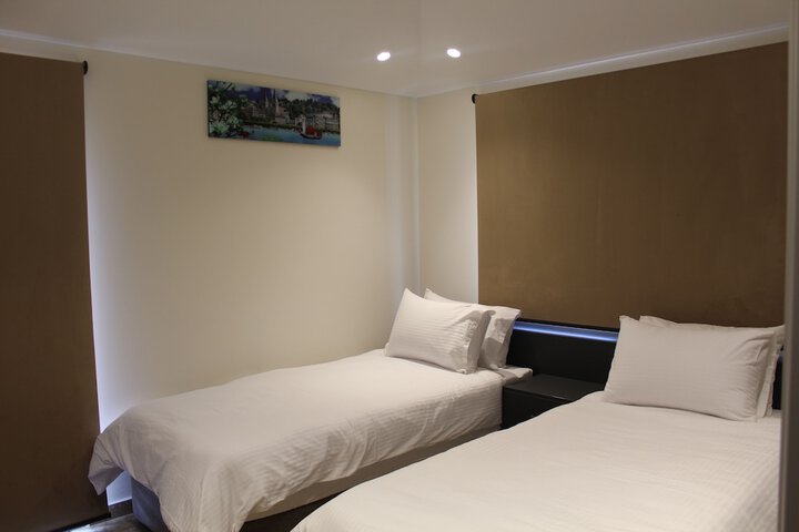 Room 5 of 18