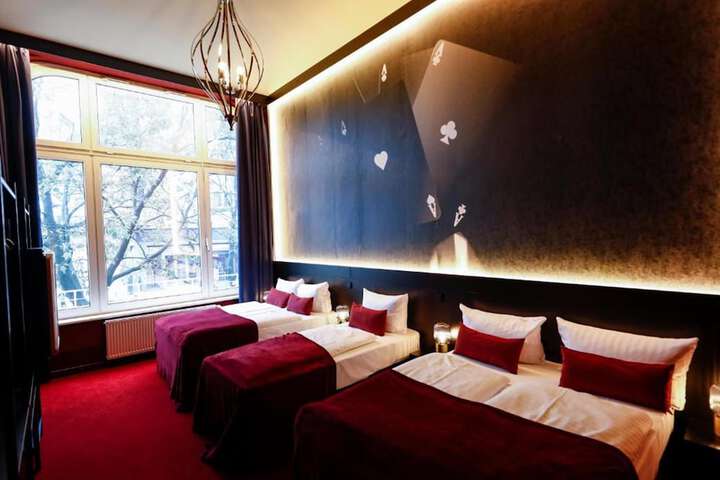 Room 44 of 100