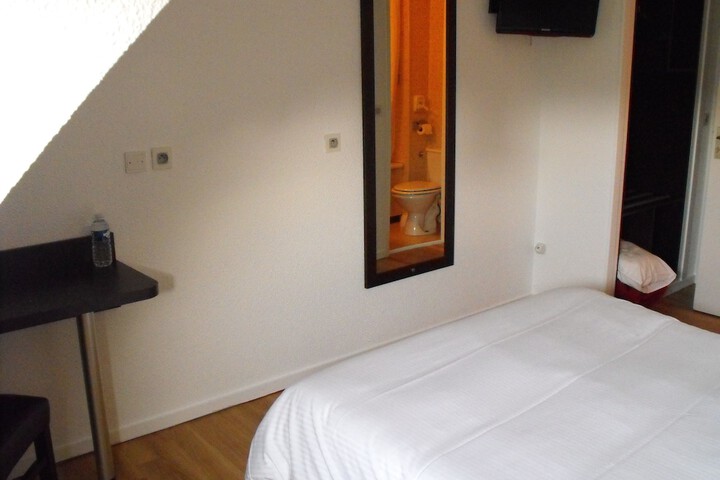 Room 9 of 29