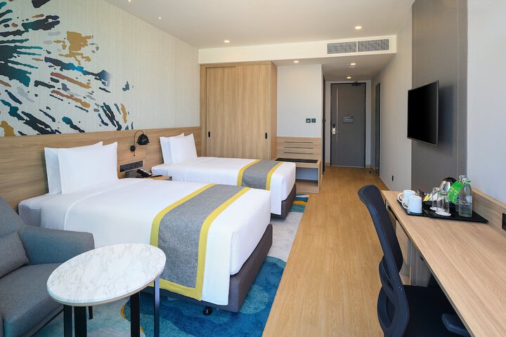 Room 6 of 142