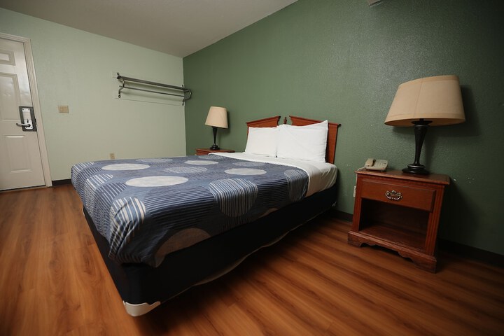 Room 10 of 28