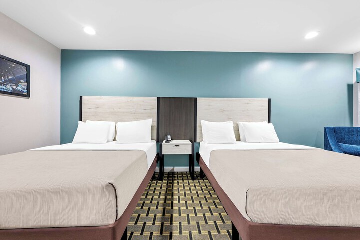 2 Queen Beds (10 of 11)