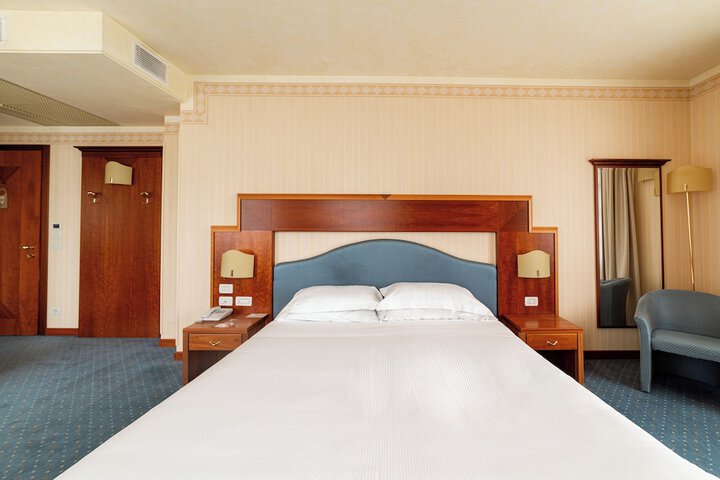 Room 9 of 80