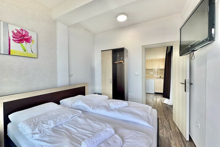 Room 8 of 83