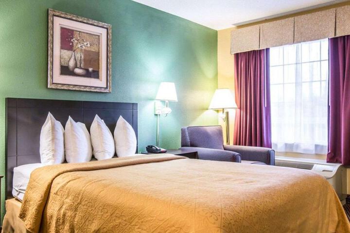 1 Queen Bed Accessible Room (7 of 13)