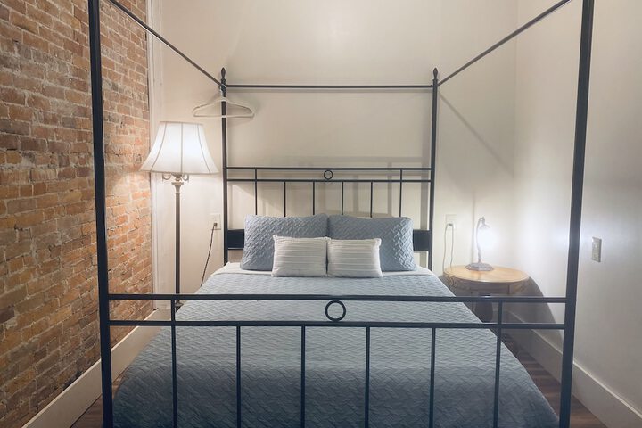 Luxury Studio Queen Bed (2 of 22)