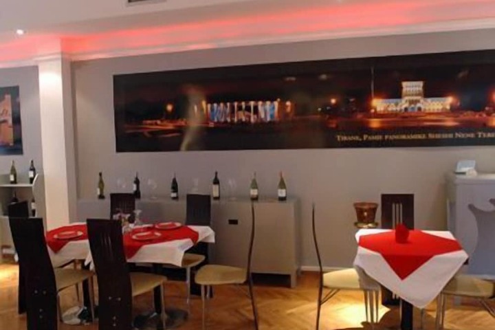 Lounge 17 of 23
