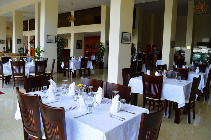 Dining 75 of 107