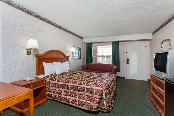 1 King Bed (2 of 11)