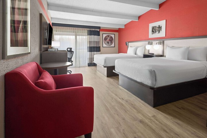 1 Queen Bed Accessible Room (9 of 15)