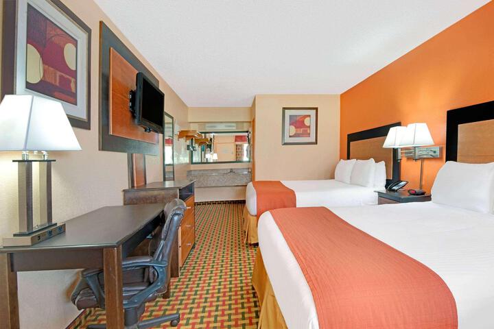 2 Queen Beds (5 of 9)