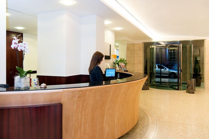 Entrance & Lobby