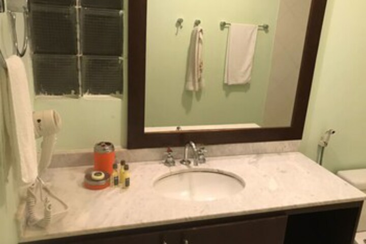 Room 10 of 65