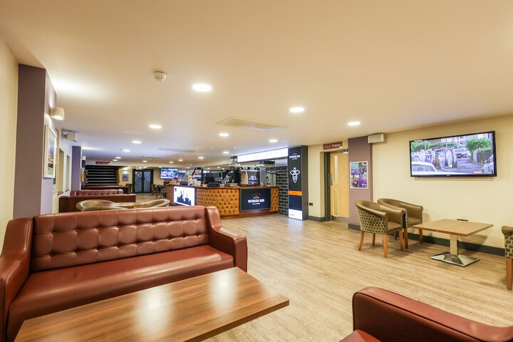 Lounge 40 of 46