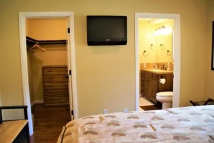 Room 4 of 16