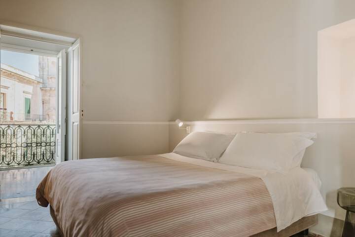 Room 44 of 181