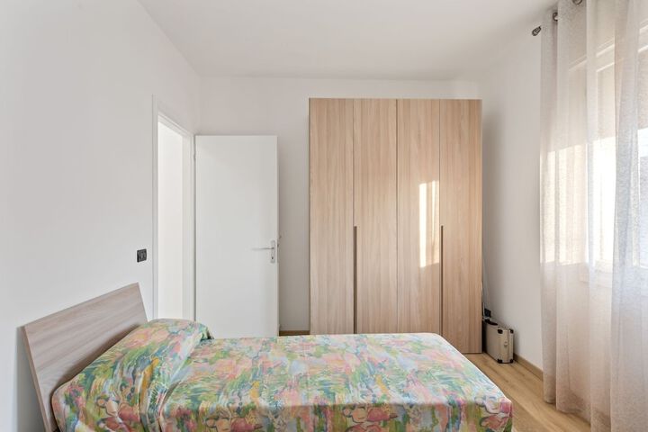 Room 6 of 25