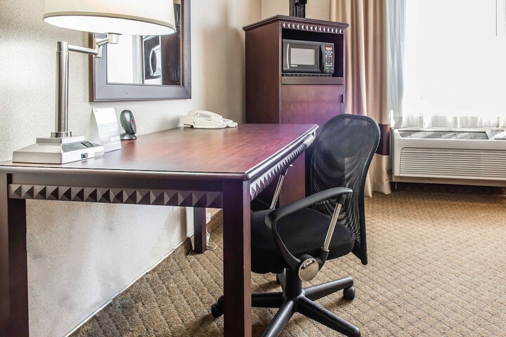 1 Queen Bed Accessible (3 of 9)
