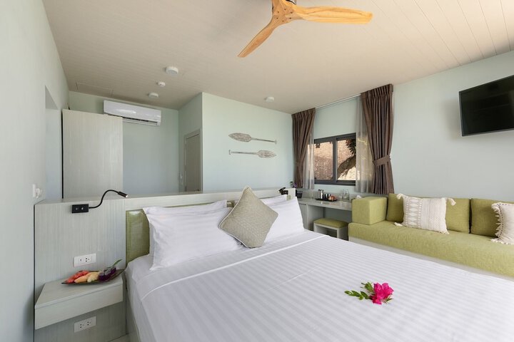 Room 10 of 80