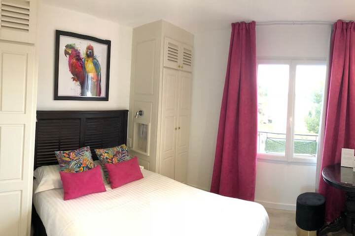 Room 2 of 10