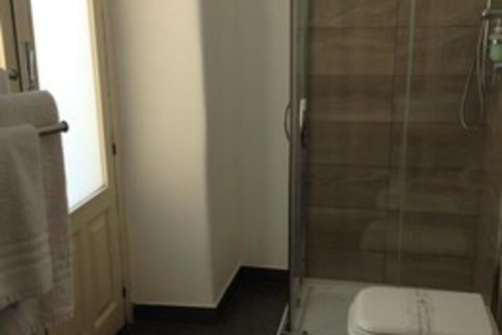Room 4 of 28