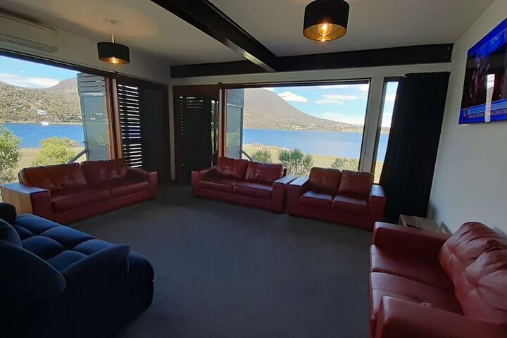 Lounge 22 of 34