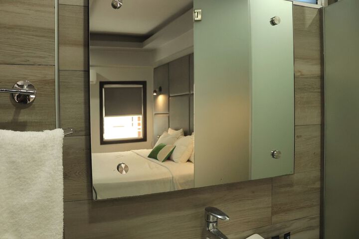Deluxe King Bed (7 of 20)