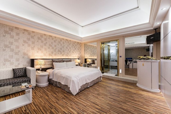 Room 58 of 216
