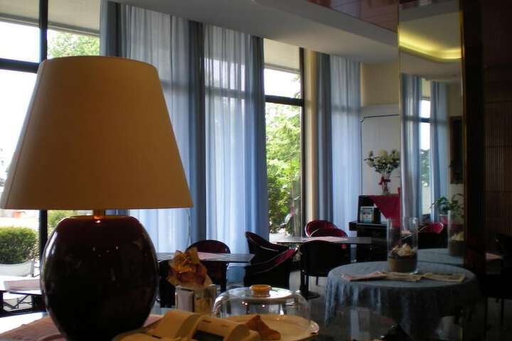 Lounge 22 of 31