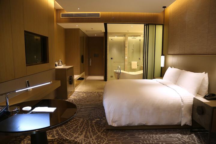 Room 27 of 100