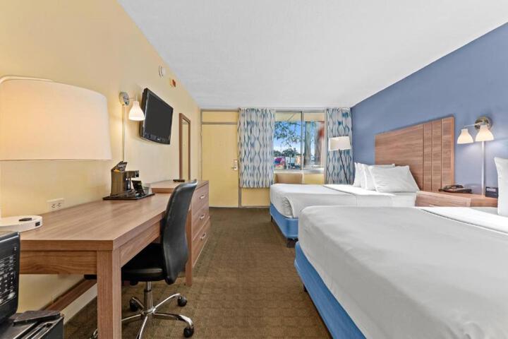 1 Queen Bed Mobility or Hearing Accessible Room Bathtub with Grab Bars (9 of 21)