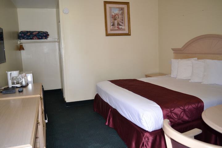 1 King Bed (7 of 8)