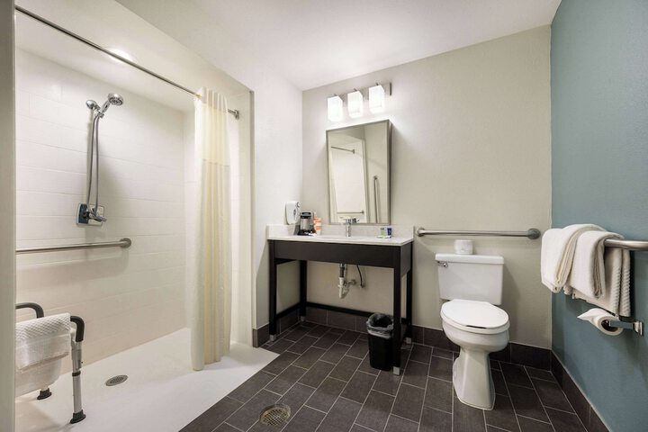 Standard Room, King or Two Doubles (6 of 16)