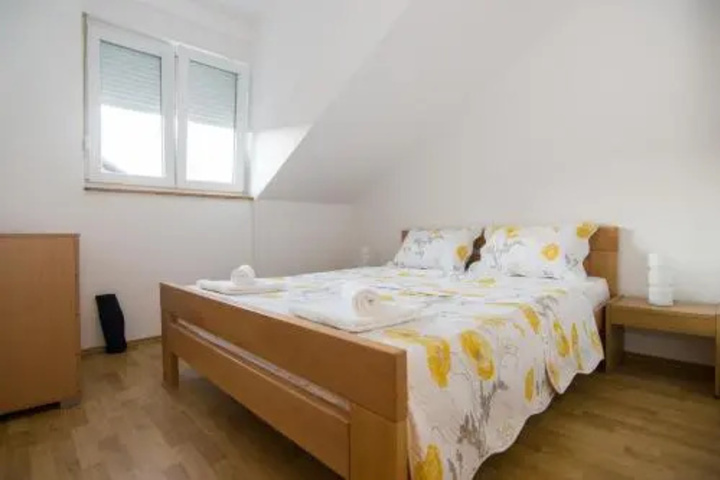 Room 6 of 15