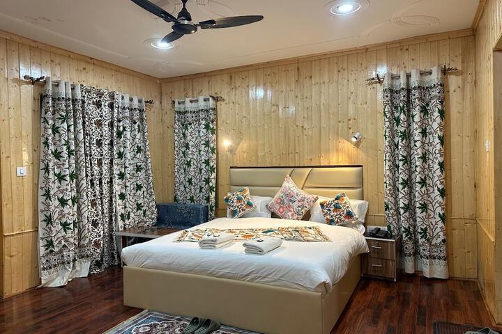 Room 7 of 12