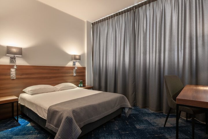Room 10 of 33