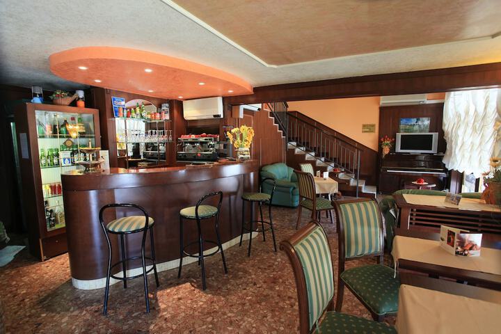 Lounge 51 of 133