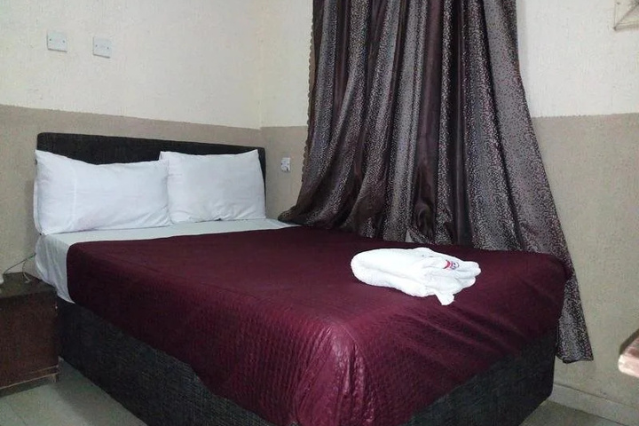 Room 6 of 18