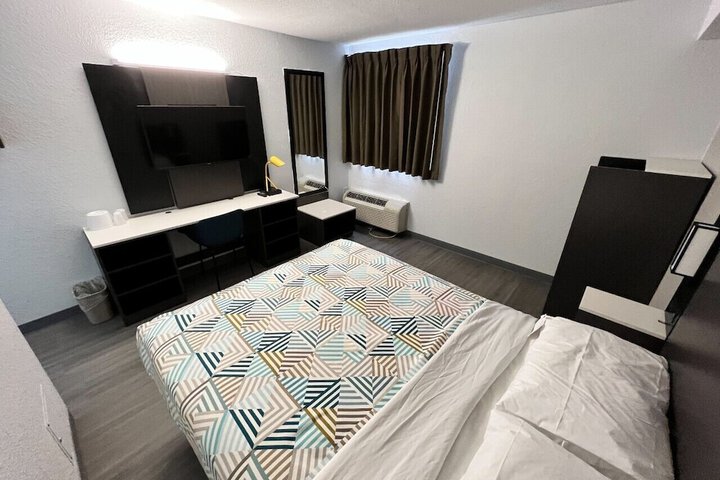 1 Queen Bed (15 of 19)