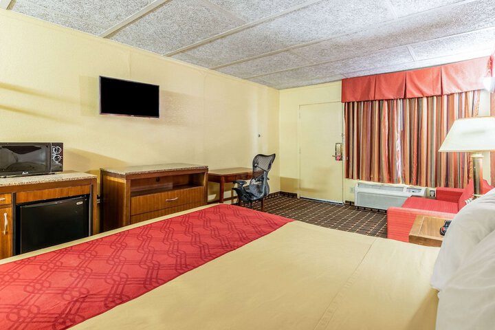 1 King Bed (1 of 7)