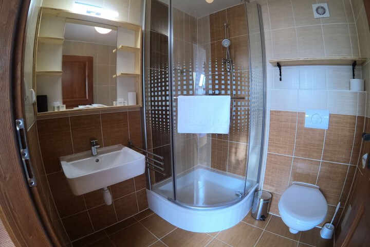 Room 16 of 46
