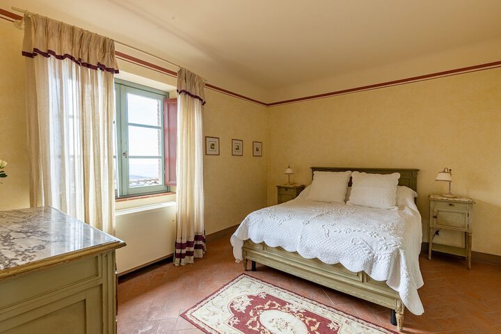 Room 4 of 63