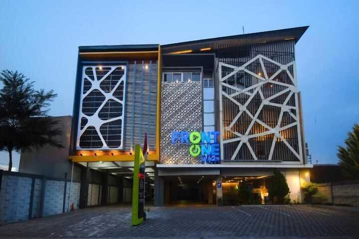 Front One Hotel Sragen