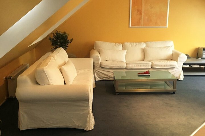Room 9 of 16