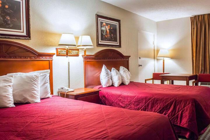 2 Queen Beds (2 of 4)