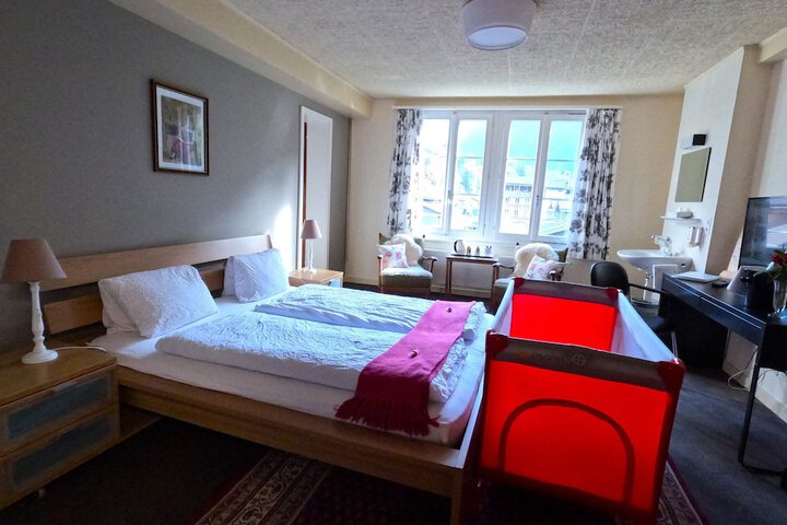 Room 10 of 173