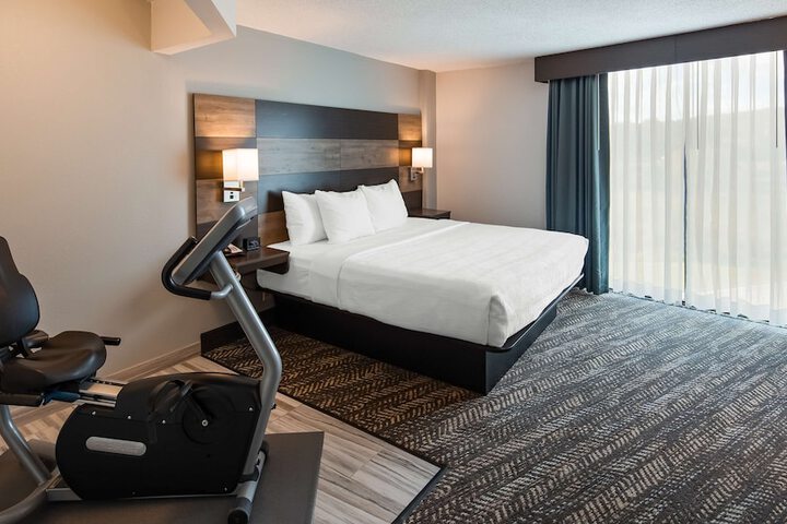 1 King Bed Exercise Bike Microwave, Refrigerator Walk in Shower Full Breakfast (2 of 30)